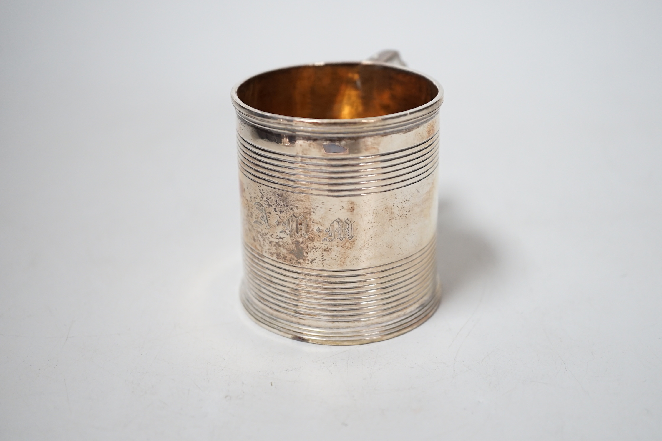 A cased George III reeded silver christening mug, William Bennett, London, 1811, height 6cm.